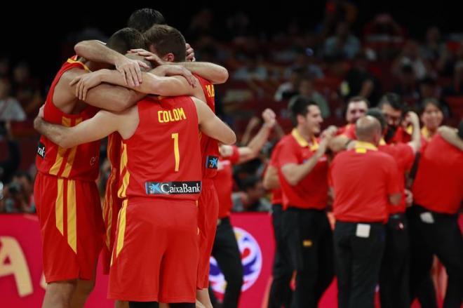 Los jugadores de España celebran la victoria en la final ante Argentina.