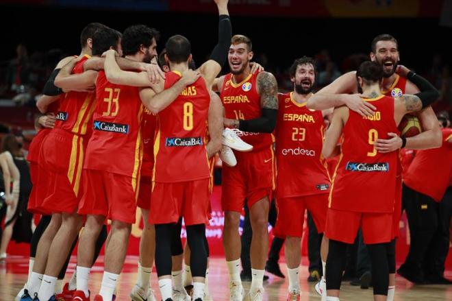 Los jugadores de España celebran el campeonato del mundo logrado ante Argentina.