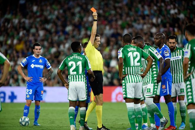 Carvalho, expulsado en el duelo entre Betis y Getafe (Foto: Kiko Hurtado).