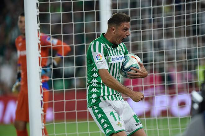 Joaquín Sánchez celebra su gol ante el Getafe (foto: Kiko Hurtado).
