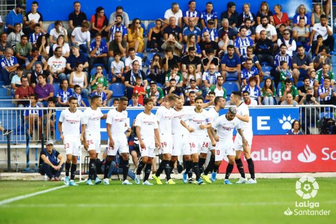 El Sevilla celebra el gol de Jordán ante el Deportivo Alavés. (Foto: LaLiga).