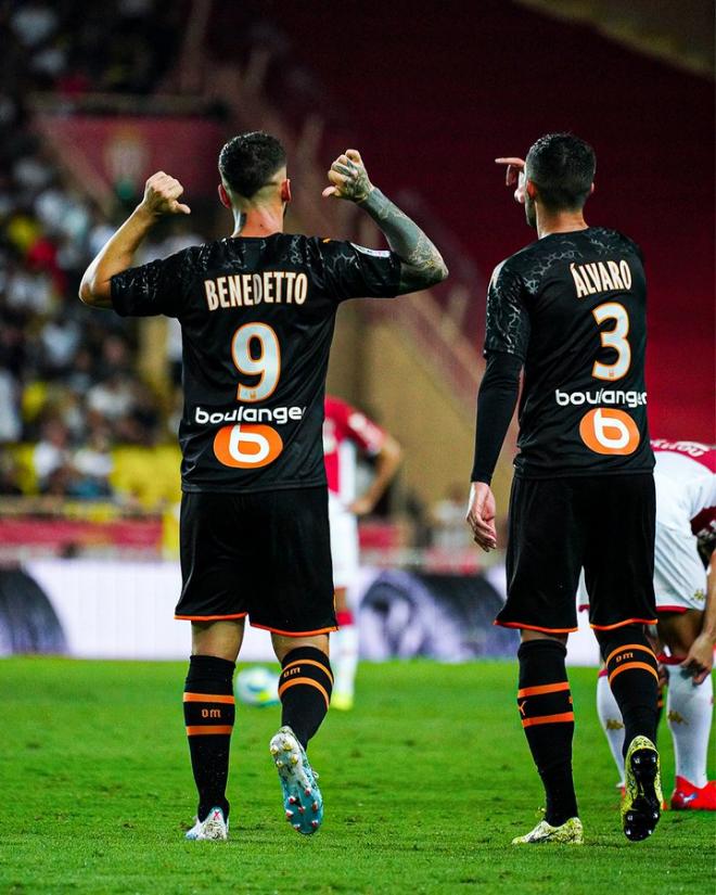 Benedetto y Álvaro González celebran uno de los goles ante el Mónaco.