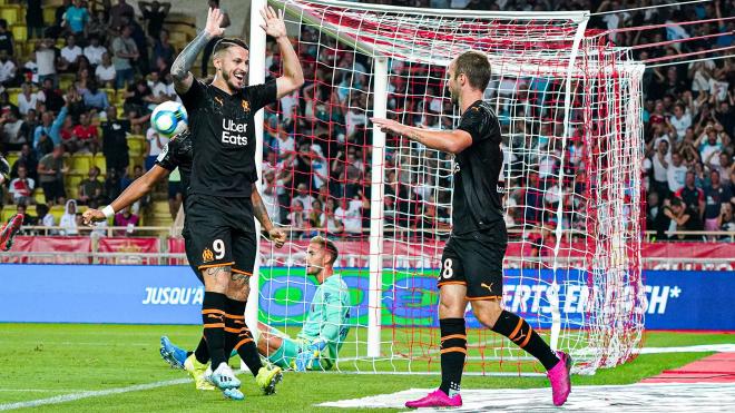Benedetto y Germain celebran uno de los goles del Olympique de Marsella ante el Mónaco.
