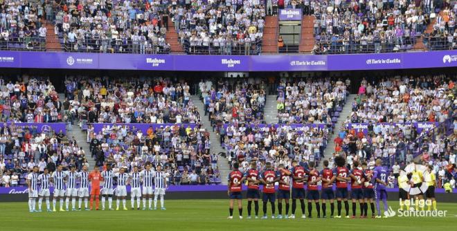 El Real Valladolid y el CA Osasuna guardan un minuto de silencio.