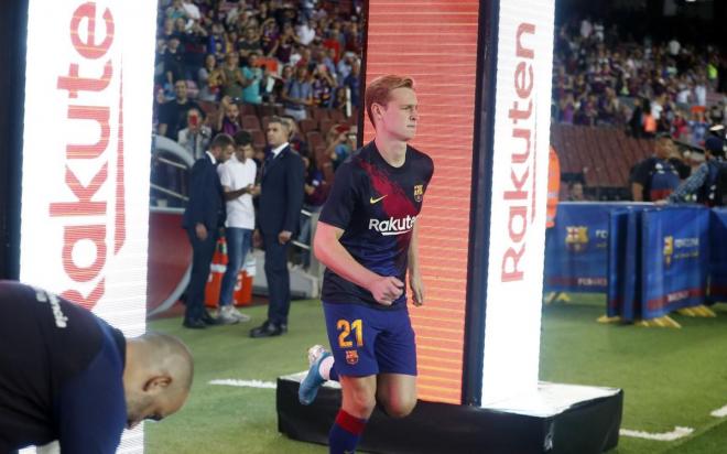 Frenkie de Jong salta al césped del Camp Nou (Foto: FCB).