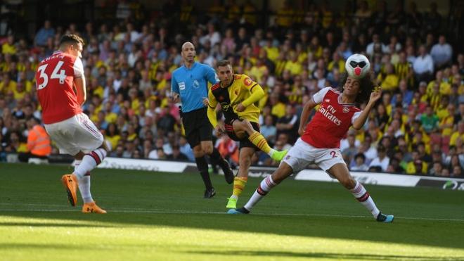 Gerard Deulofeu dispara entre dos jugadores del Arsenal.