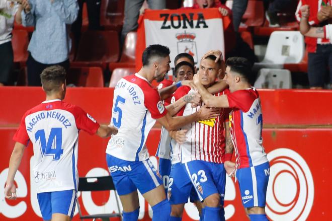 Los jugadores del Sporting celebran el gol de Djurdjevic ante el Dépor (Foto: Luis Manso).