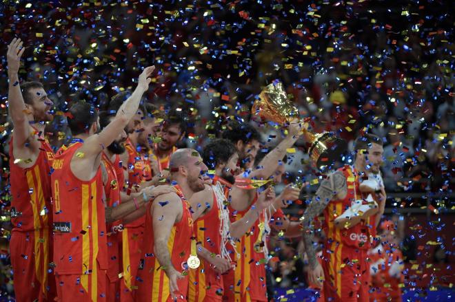 Los jugadores de España celebran el Mundial en Pekín.