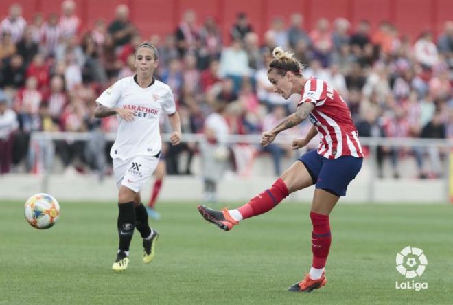 Ángela Sosa le pegada al balón en el Atlético-Sevilla de la Primera Iberdrola.