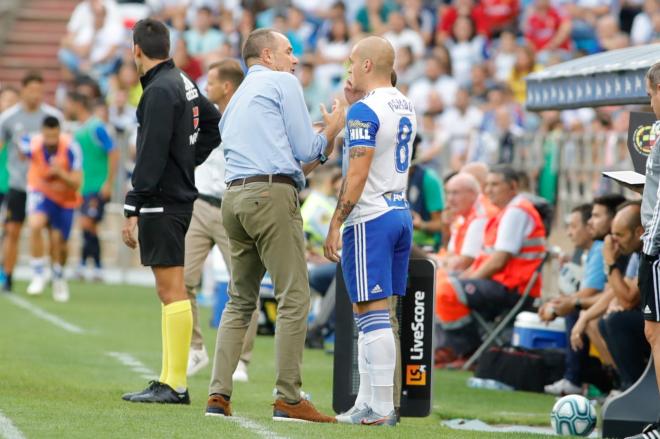 Víctor Fernández le da instrucciones a Jorge Pombo antes de salir al campo para jugar el Real Zaragoza-Extremadura (Foto: Dani Marzo).
