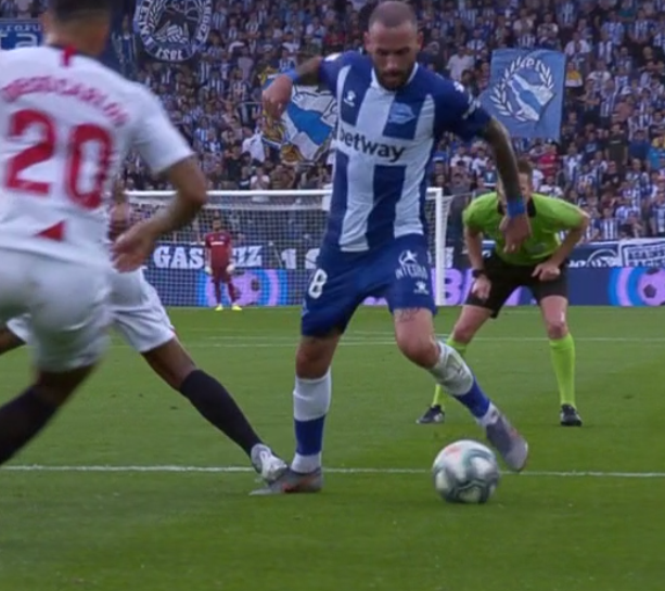 Posible penalti de Fernando al jugador del Alavés Aleix Vidal.