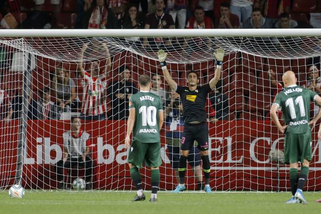 El momento en el que Ager Aketxe va a lanzar el penalti realizado por Borja López (Foto: Luis Manso).