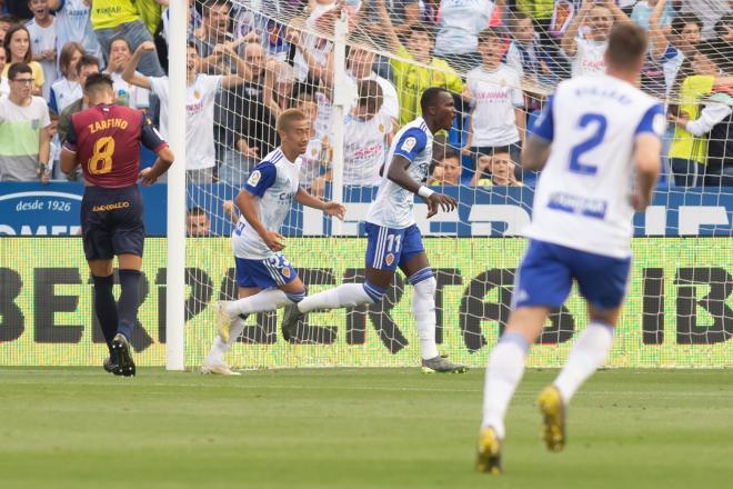 Raphael Dwamena celebra su gol en el Real Zaragoza-Extremadura (Foto: Dani Marzo).