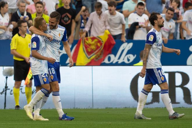 Atienza abraza a Kagawa tras el gol nipón en el Real Zaragoza - Extremadura (Foto: Daniel Marzo)