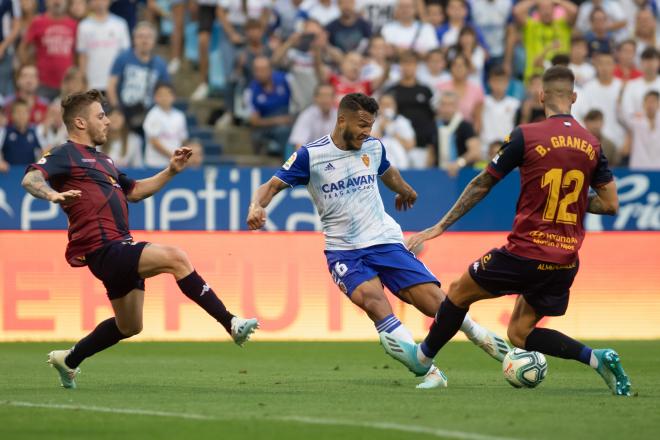 Momento en el que Luis Suárez golpea el balón para marcar su gol en el Real Zaragoza-Extremadura (Foto: Dani Marzo).