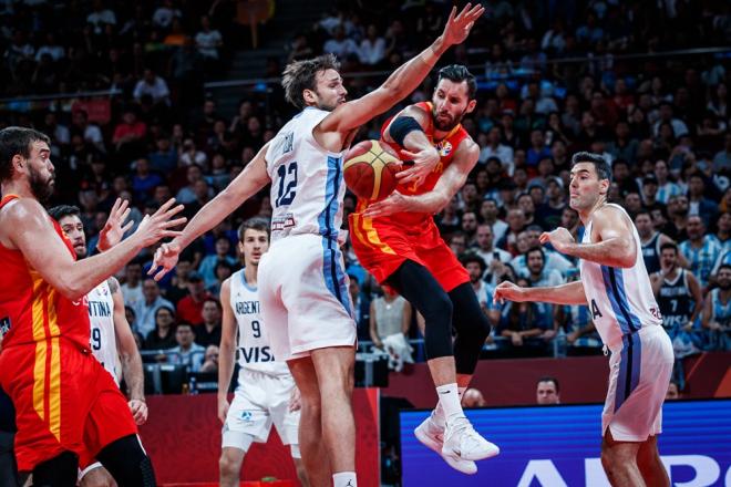 Rudy intenta salvar la defensa argentina con un pase a Marc Gasol (Foto: FIBA).