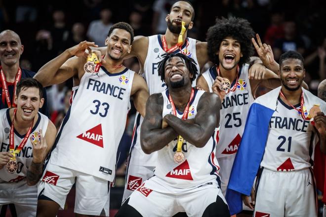 Toupane celebra con varios compañeros (Foto: FIBA).