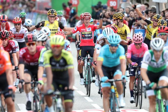 Roglic celebra su victoria en La Vuelta a España.