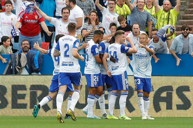 Los jugadores del Real Zaragoza celebran el gol de Raphael Dwamena al Extremadura (Foto: Dani Marzo).
