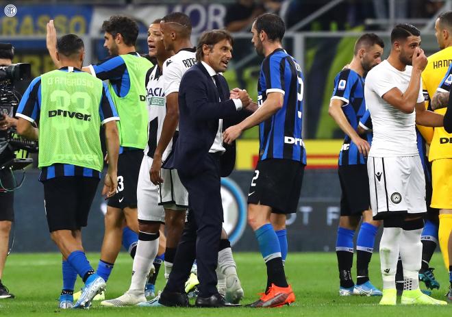 Conte saluda a Godín tras el partido que el Inter venció ante Udinese.