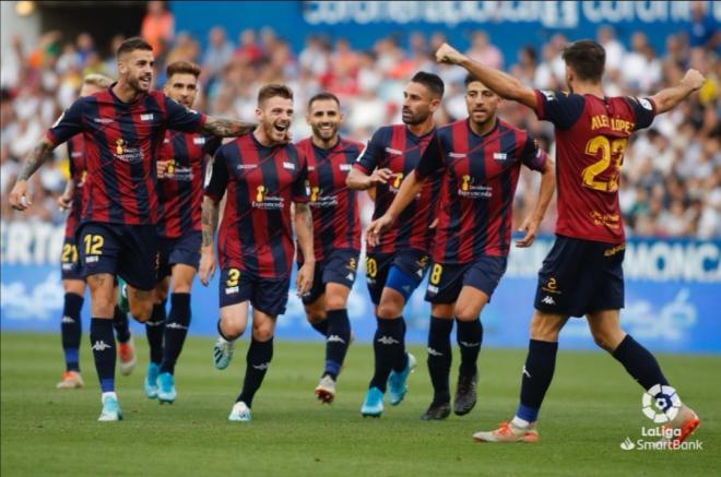 Diego Caballo celebra su gol junto a sus compañeros (Foto: LaLiga).