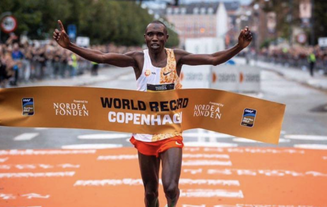 El keniano Geoffrey Kamworor rompe el récord del mundo de medio maratón