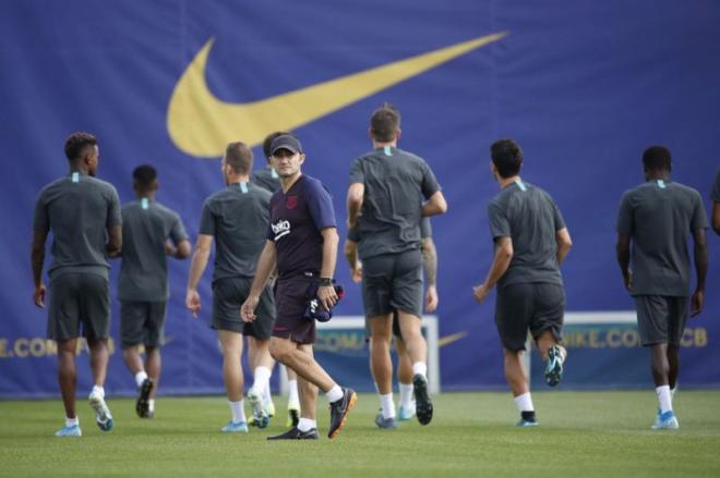 Ernesto Valverde, en un entrenamiento del Barcelona.