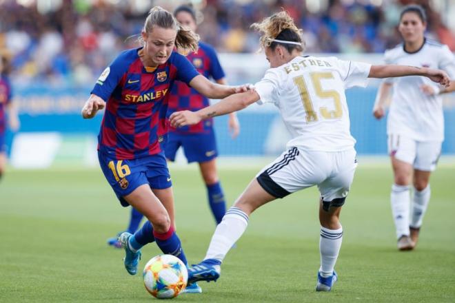 Esther (Tacón, futuro Real Madrid femenino) trata de frenar a Hansen (FC Barcelona).
