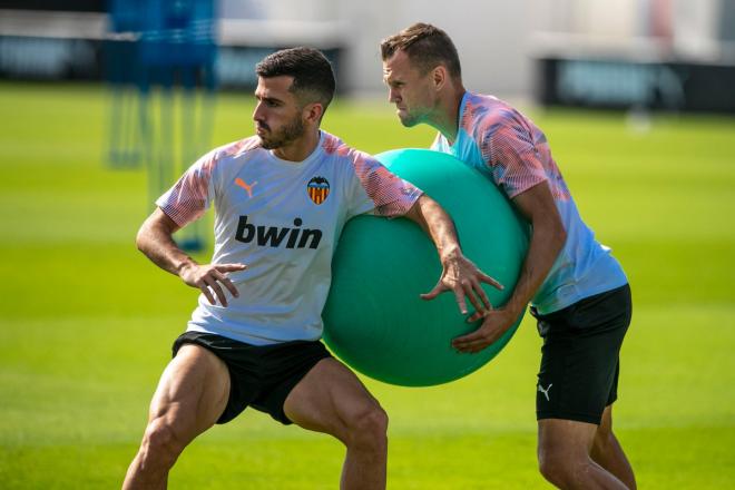 Gayà y Cheryshev en un entrenamiento. (Foto: Valencia CF)