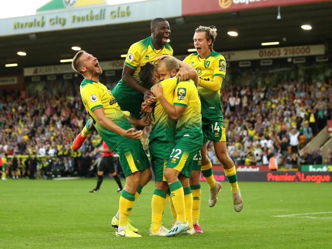 Amadou celebra uno de los goles del Norwich.