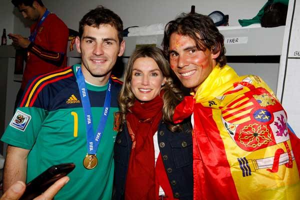 Iker Casillas, la por entonces Princesa Letizia y Rafa Nadal, celebran en 2010 en Sudáfrica que España se proclamó campeona del mundo (Foto: EFE).