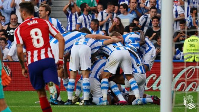Los jugadores de la Real Sociedad celebran el gol de Odegaard al Atlético la pasada temporada (Foto: Real Sociedad).