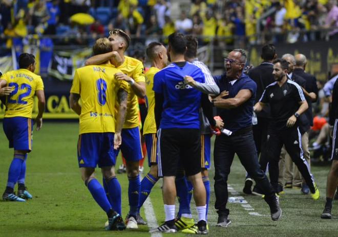 Jugadores del Cádiz celebran el gol de Álex Fernández junto al banquillo de Álvaro Cervera (Foto: CCF).