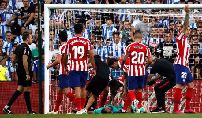 Oblak, tendido en el suelo en una acción del partido.