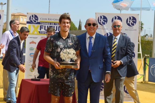 Orlando Luz recoge su trofeo tras su triunfo en la Copa Guadalquivir.
