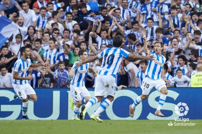 Nacho Monreal celebra eufórico su primer gol con la ReaL Sociedad ante el Atlético de Madrid (Foto: LaLiga).