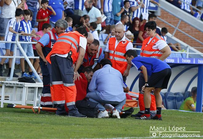 Quique Rivero recibe atención médica tras caer lesionado (Manu López / Albiazules.es).