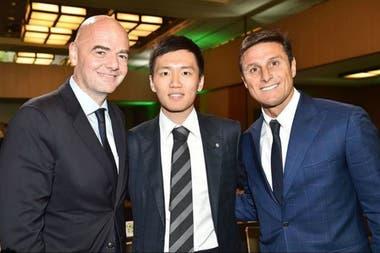 Steven Zhang, presidente del Inter de Milán, junto a Infantino y Zanetti.