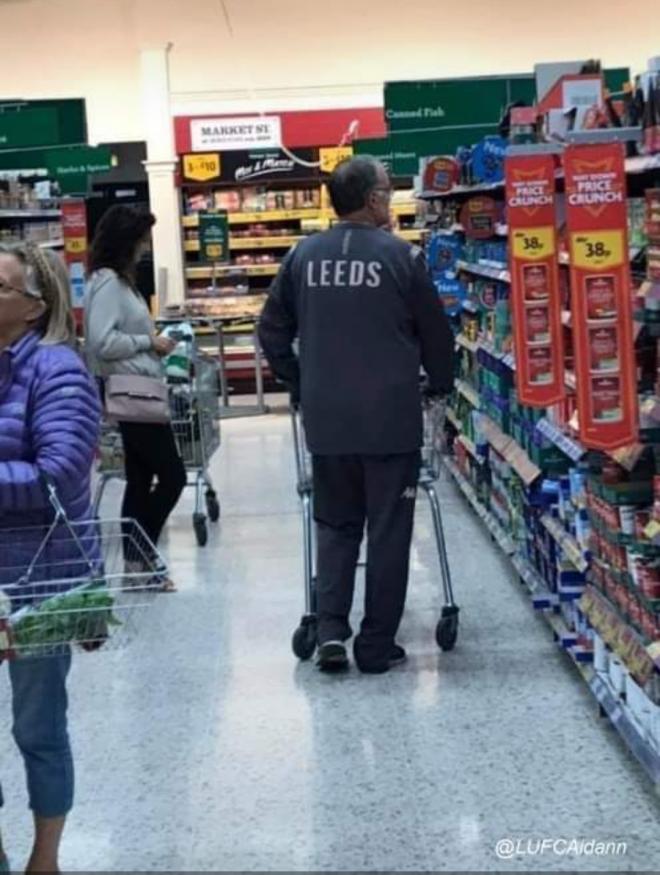 El argentino Marcelo Bielsa en el supermercado con el chandall del Leeds United.