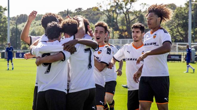 El Valencia CF celebra un gol en la Youth League (Foto: Lázaro de la Peña / Valencia CF)
