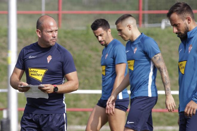 Djurdjevic y Molinero, tras José Alberto, en un entrenamiento en Mareo (Foto: Luis Manso).