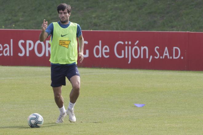 Marc Valiente, en un entrenamiento del Sporting en Mareo (Foto: Luis Manso).