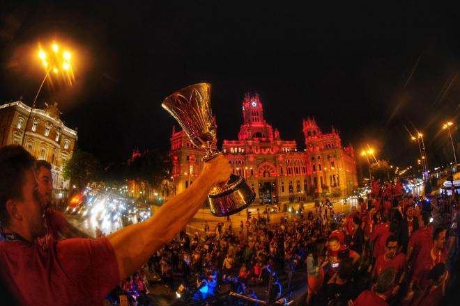 La selección española celebró el título en Plaza Colón con la afición. (Foto: @BaloncestoESP).