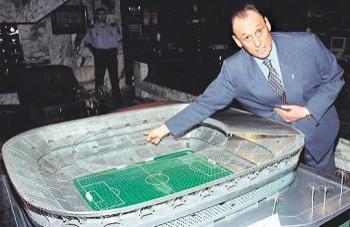 Manuel Ruiz de Lopera presentando la maqueta del estadio.