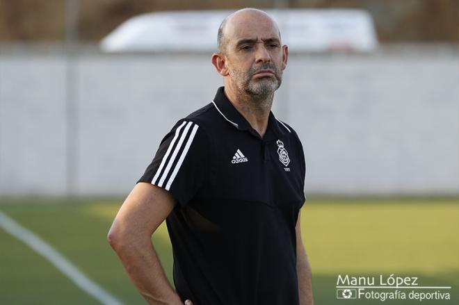 Imagen del entrenador del Decano en un partido de pretemporada. (Manu López / Albiazules.es)