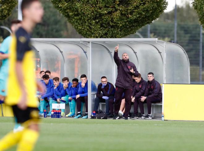 Víctor Valdés da instrucciones desde la banda durante el Dortmund-Barcelona de la Youth League.