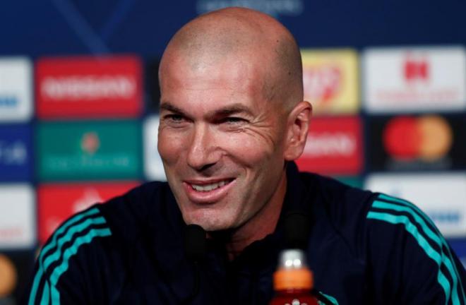 Zidane no pudo evitar sonreir preguntado por la BBH (Foto: EFE).