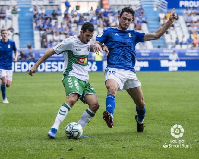Borja Sánchez, en una jugada del Real Oviedo-Elche (Foto: LaLiga).