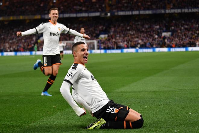 Rodrigo, celebrando el gol en el Chelsea-Valencia (Foto: UEFA)