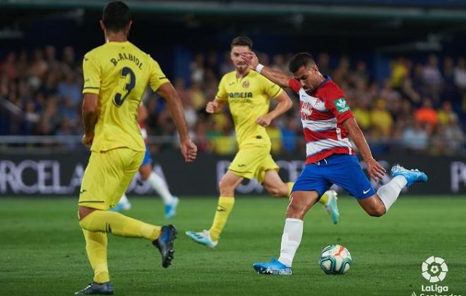 Fede Vico se dispone a lanzar a puerta durante el Villarreal-Granada (Foto: LaLiga Santander).